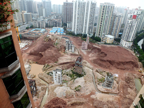 Une vue aérienne des bâtiments isolés sur un chantier de construction dans le village de Yangqi, dans la ville de Guangzhou, capitale de la Province du Guangdong, dans le sud de la Chine, le 6 février 2013.