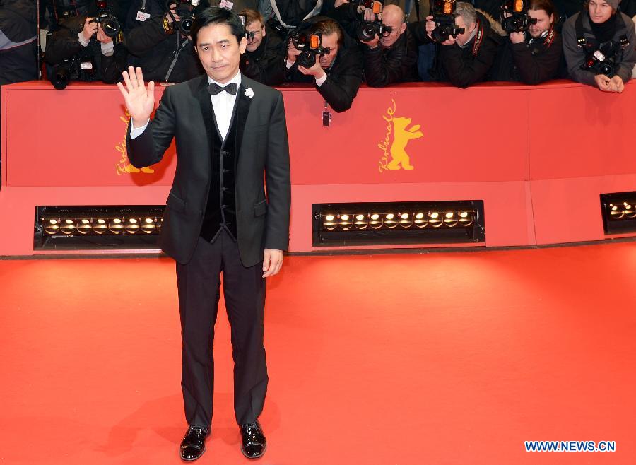 L'acteur Tony Leung sur le tapis rouge lors de la cérémonie d'ouverture de la 63e Berlinale à Berlin, en Allemagne, le 7 février 2013. La 63e Berlinale s'est ouvert jeudi soir avec le film "The Grandmaster" du réalisateur Wong Kar Wai.