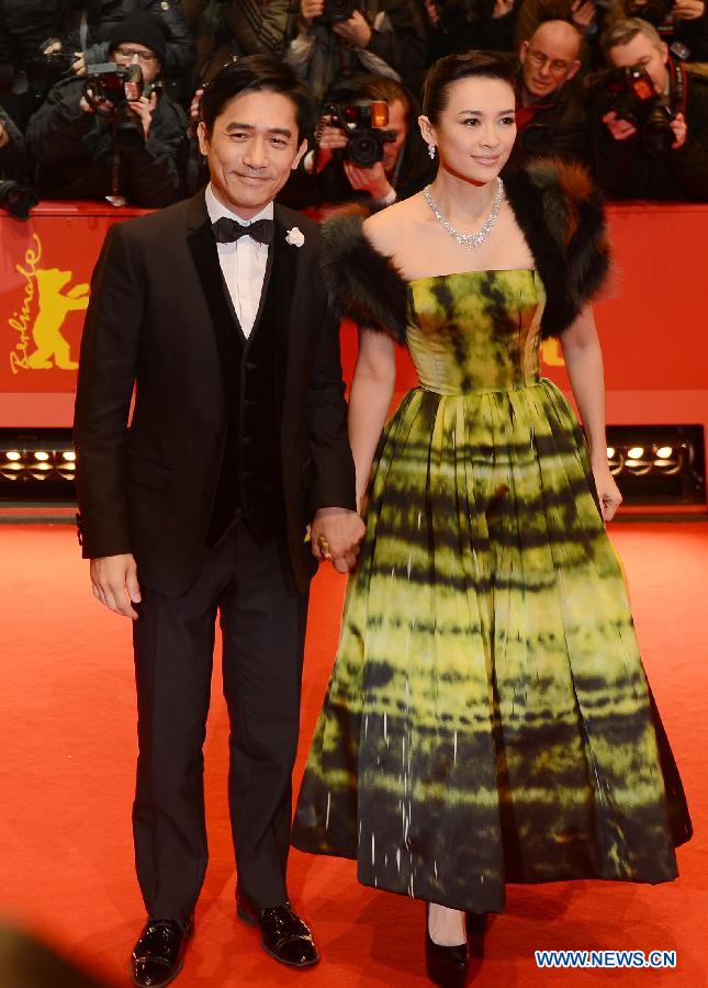 L'acteur Tony Leung (à gauche) et l'actrice Zhang Ziyi sur le tapis rouge lors de la cérémonie d'ouverture de la 63e Berlinale à Berlin, en Allemagne, le 7 février 2013. La 63e Berlinale s'est ouvert jeudi soir avec le film "The Grandmaster" du réalisateur Wong Kar Wai.