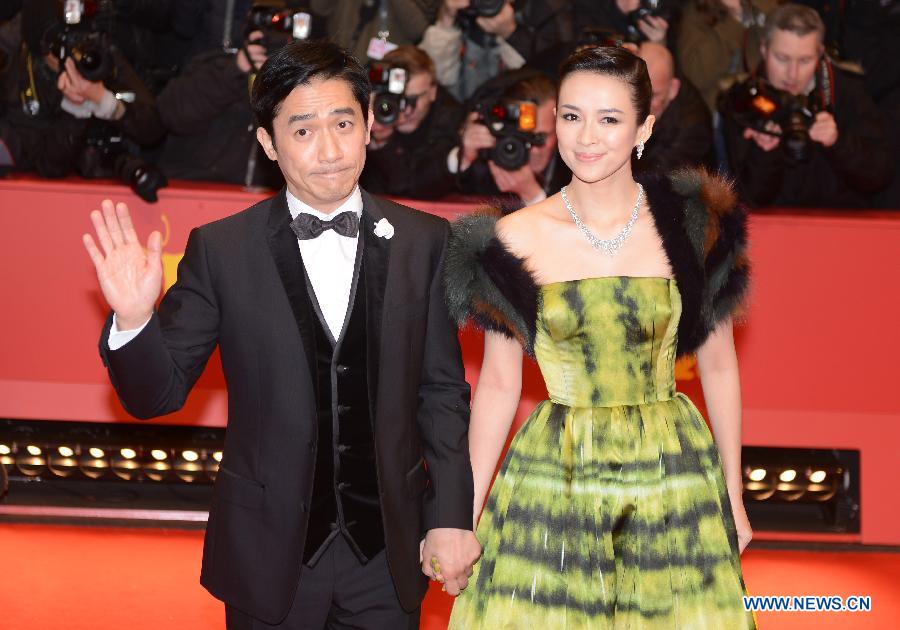 L'acteur Tony Leung (à gauche) et l'actrice Zhang Ziyi sur le tapis rouge lors de la cérémonie d'ouverture de la 63e Berlinale à Berlin, en Allemagne, le 7 février 2013. La 63e Berlinale s'est ouvert jeudi soir avec le film "The Grandmaster" du réalisateur Wong Kar Wai.