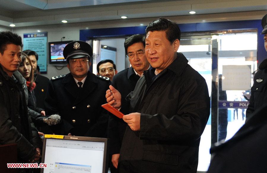 Xi Jinping exprime ses voeux du Nouvel An chinois aux ouvriers et policiers (3)