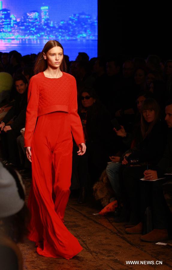 Un mannequin présente une création de la collection automne 2013 de DKNY lors de la semaine de la mode de New York, aux Etats-Unis, le 10 février 2013.