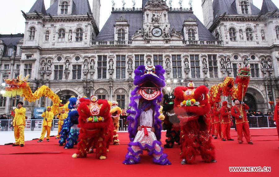 Les ressortissants chinois à Paris organisent leur premier défilé pour fêter l'Année du Serpent (2)