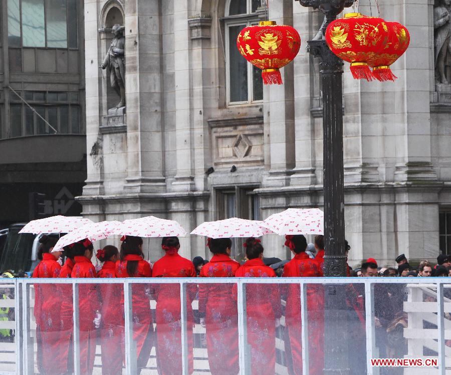 Les ressortissants chinois à Paris organisent leur premier défilé pour fêter l'Année du Serpent (4)