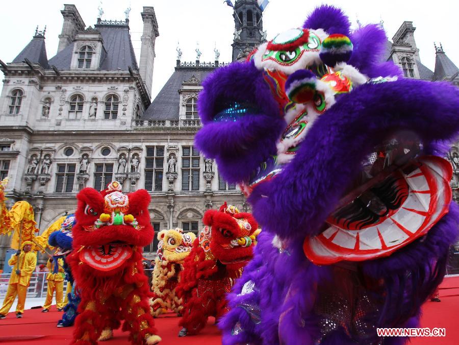 Les ressortissants chinois à Paris organisent leur premier défilé pour fêter l'Année du Serpent (7)