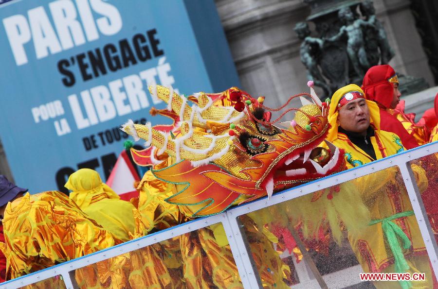 Les ressortissants chinois à Paris organisent leur premier défilé pour fêter l'Année du Serpent (3)