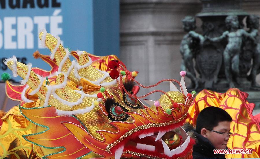Les ressortissants chinois à Paris organisent leur premier défilé pour fêter l'Année du Serpent (8)