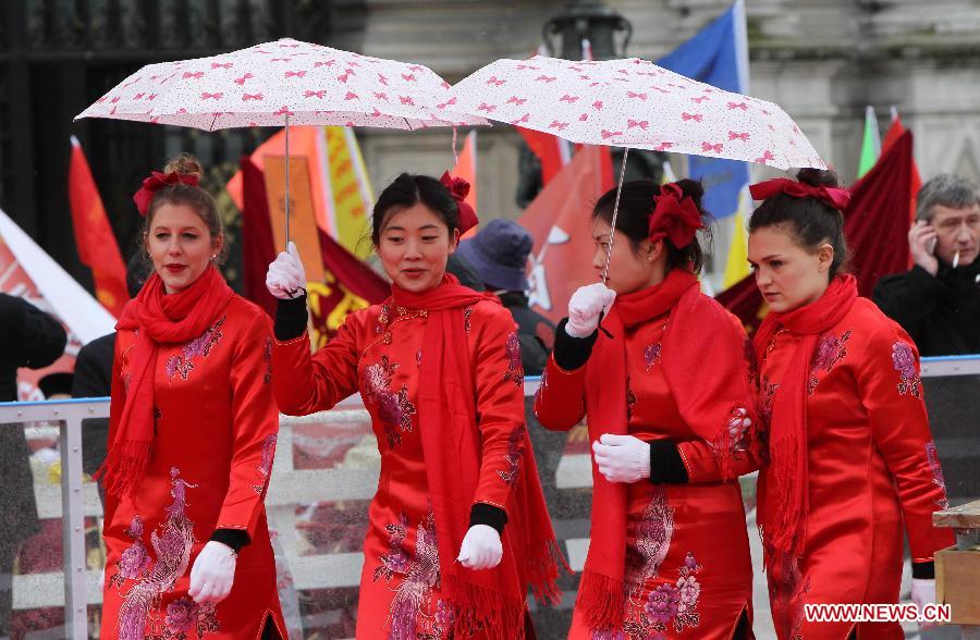 Les ressortissants chinois à Paris organisent leur premier défilé pour fêter l'Année du Serpent (5)