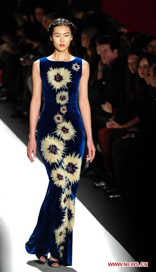 Le mannequin chinois Liu Wen présente une création de la collection automne 2013 de Carolina Herrera lors de la semaine de la mode de New York, aux Etats-Unis, le 11 février 2013. 