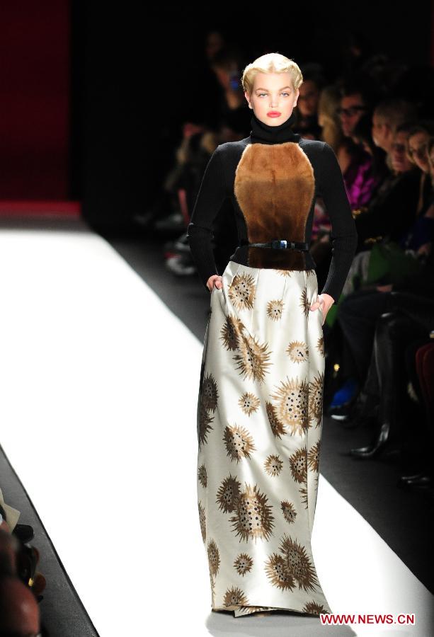 Un mannequin présente une création de la collection automne 2013 de Carolina Herrera lors de la semaine de la mode de New York, aux Etats-Unis, le 11 février 2013.