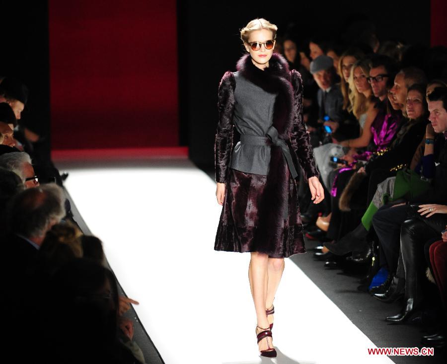 Un mannequin présente une création de la collection automne 2013 de Carolina Herrera lors de la semaine de la mode de New York, aux Etats-Unis, le 11 février 2013.