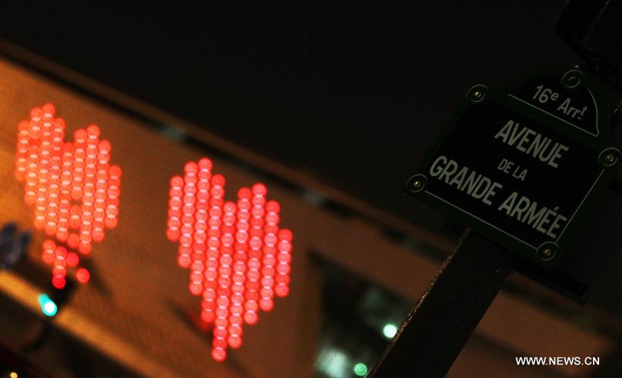 Un message lumineux sur la façade du Palais des Congrès de Paris pour fêter la Saint-Valentin (2)