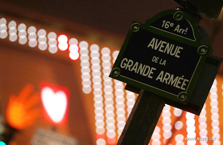 Un message lumineux sur la façade du Palais des Congrès de Paris pour fêter la Saint-Valentin (5)