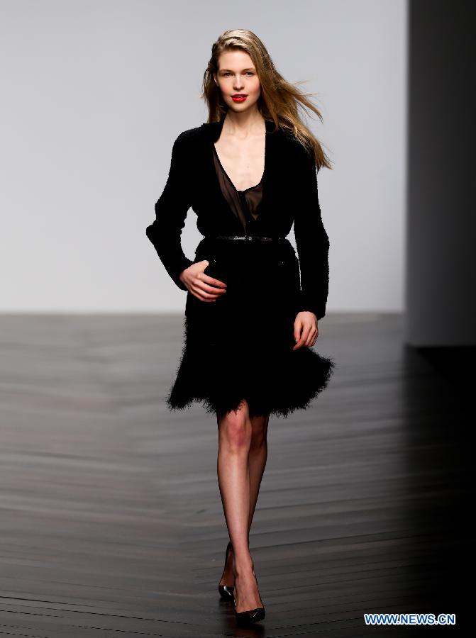 Un mannequin présente une création de la collection automne-hiver 2013 de Felder Felder lors de la semaine de la mode de Londres, le 15 février 2013.