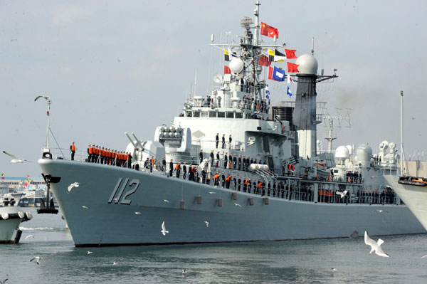 Le destroyer lance-missiles « Harbin » lève l’ancre dans un port de la ville de Qingdao, dans la Province du Shandong, dans l'Est de la Chine le 16 février 2013, en direction du Golfe d'Aden et des eaux au large de la Somalie pour une mission d'escorte. La flottille, la 14e de son genre à être engagée dans des missions d'escorte, se compose d'un destroyer lance-missiles, une frégate et un navire de ravitaillement qui appartiennent tous à la Flotte de la Mer du Nord de la Marine de l’Armée Populaire de Libération (APL).