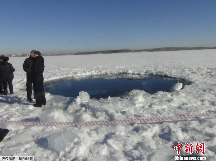 Un cratère immense à la suite de la chute de météorites en Russie (4)