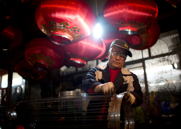 Un travailleur construit la trame d’une lanterne dans l'atelier du village de Hongmiao. Environ 70 cadres de lanterne sont réalisés chaque jour.