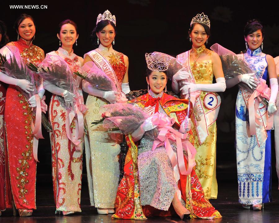 Leah Li (devant) pose pour la photo avec d'autres compétitrices alors qu’elle vient de remporter l'élection de Miss Chinatown USA 2013 à San Francisco, aux États-Unis, le 16 février 2013. [Photo / Xinhua]