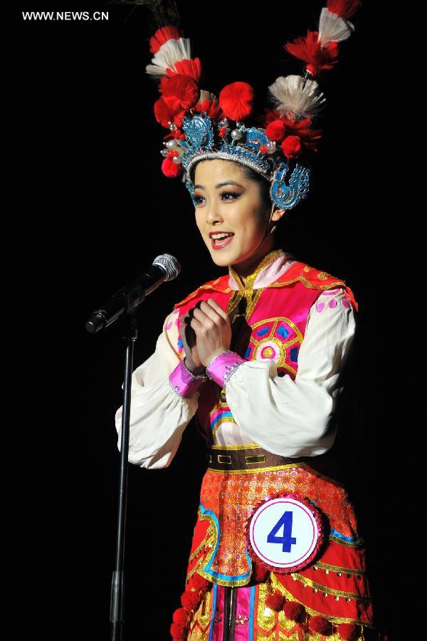 Leah Li, vainqueur de l'élection de Miss Chinatown USA 2013, danse lors des répétitions du spectacle à San Francisco, aux États-Unis, le 15 février 2013. [Photo / Xinhua]