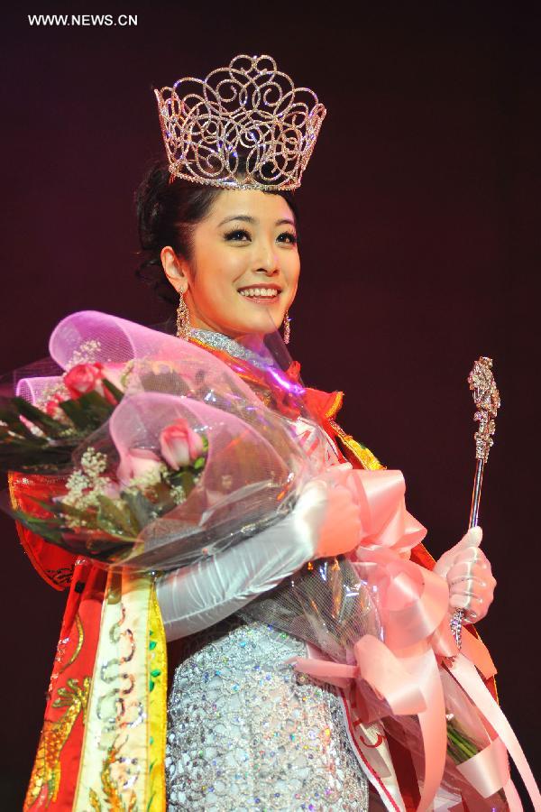 Leah Li, vainqueur de l'élection de Miss Chinatown USA 2013, lors des répétitions du spectacle à San Francisco, aux États-Unis, le 15 février 2013. Le concours Miss Chinatown USA 2013 s’est clos le 16 février. (Xinhua / Liu Yilin)