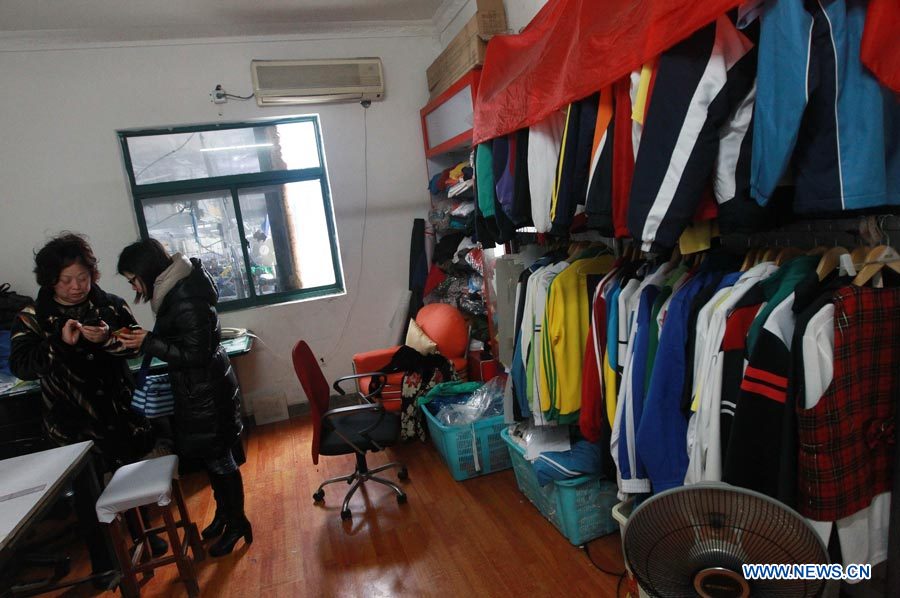 Les élèves de 21 écoles primaires et secondaires de Shanghai ont reçu l'ordre de ne plus porter leurs uniformes après la découverte de teinture toxique dans les produits d'une entreprise textile locale.