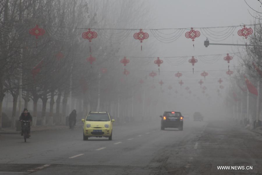 Le brouillard perturbe la circulation et le trafic aérien à Beijing (2)
