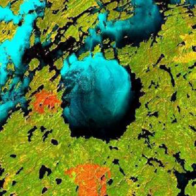 Deep Cove se trouve au sud-ouest du lac Reindeer à la frontière des provinces de Saskatchewan et du Manitoba au Canada. C'est un lac circulaire très attrayant. Ce cratère d'un diamètre de 13 km fut formée par l'impact d'un météore sur la Terre il y a 100 millions d'années environ.