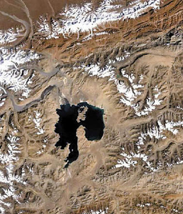 Le lac de Kara-Kul se trouve au cœur des montagnes Pamir du Tadjikistan, près de la frontière avec la Chine. En effet, le lac est situé dans une dépression circulaire de 45 km de large. Ce dernier fut formé par l'impact de météorites sur la Terre il y a 5 millions d'années. Le lac de Kara-Kul a récemment été découvert sur une image satellite.