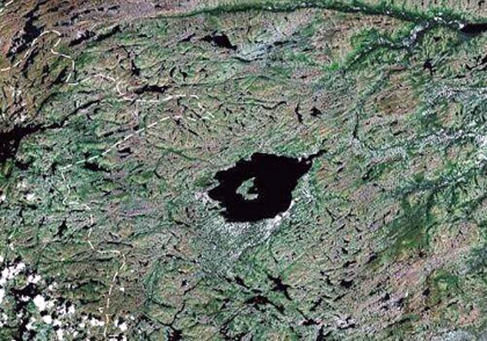 Le cratère de Mistastin est un cratère météoritique situé au Canada dans la région du Labrador, qui contient le lac circulaire Mistastin, d'une superficie de 124 km2. Il y a une île au mileu du lac, qui serait le relief de la structure compliqué du cratère météoritique.