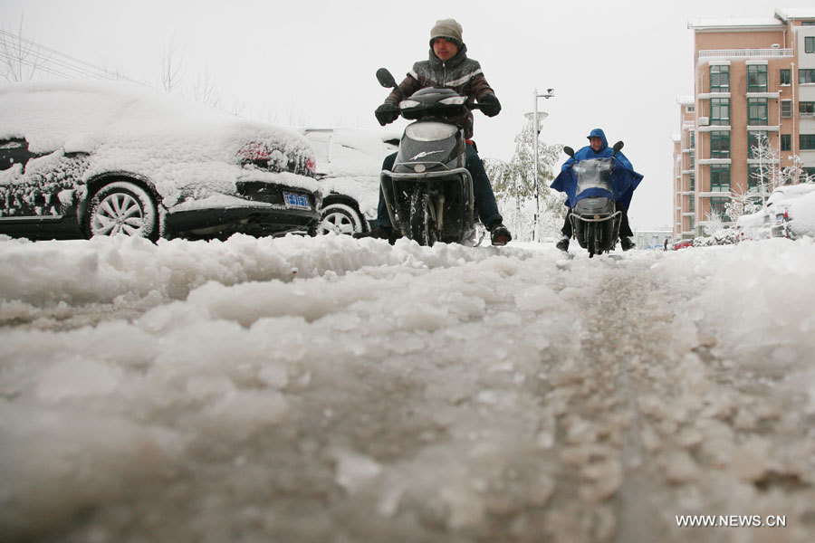 Trafic perturbé par la neige dans l'est de la Chine (2)