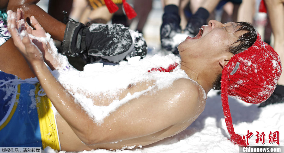 Essayez le bain de neige au Carnaval de Québec (4)