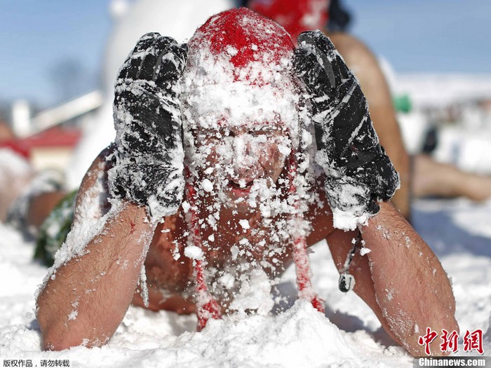 Essayez le bain de neige au Carnaval de Québec (3)
