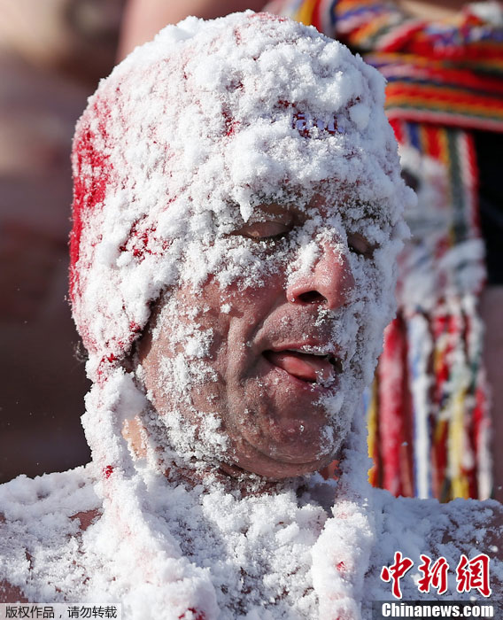 Essayez le bain de neige au Carnaval de Québec (5)