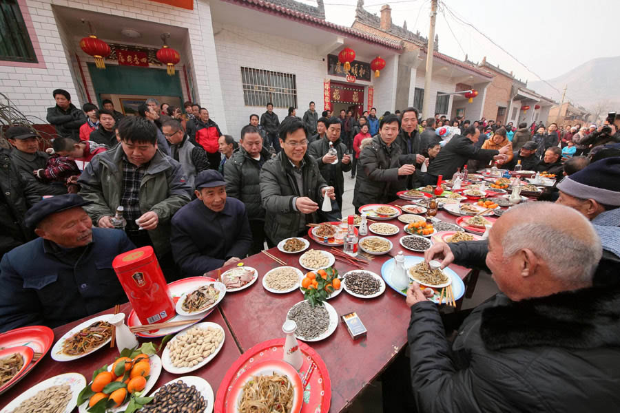 Les citoyens âgés du village de Shenxi du Comté de Heyang, dans la Province du Shaanxi, dans le Nord-Ouest de la Chine, lors d'un banquet annuel le 10 février 2013. [Photo Li Xinmin / China Daily]