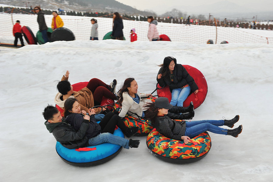Les touristes goûtent aux plaisirs de la luge dans un parc de ski de Qingzhou, ville de la Province du Shandong, dans l'Est de la Chine, le 13 février 2013. [Photo Wang Jilin / China Daily]