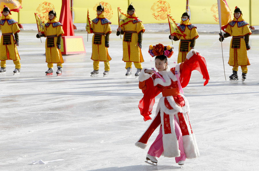 Une femme vêtue dans un style ancien danse sur un lac gelé du Parc Yuanmingyuan, recréant une scène de la série télévisée chinoise populaire « La légende de la concubine Zhen Huan », le 12 février 2013. [Photo Zhang Zihong / China Daily]