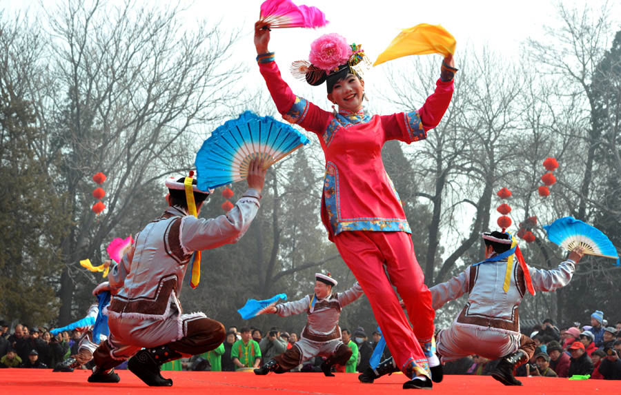 Des danseurs donnent un spectacle dans une foire du temple à Beijing, le 13 février 2013. [Photo Li Wenming / China Daily]