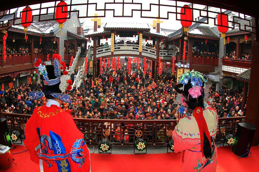 Un spectacle d'Opéra Yue donné pour les résidents locaux de la ville de Ningbo, dans la Province du Zhejiang, dans l'Est du pays, le 10 février 2013. [Photo Zhang Heping / China Daily]