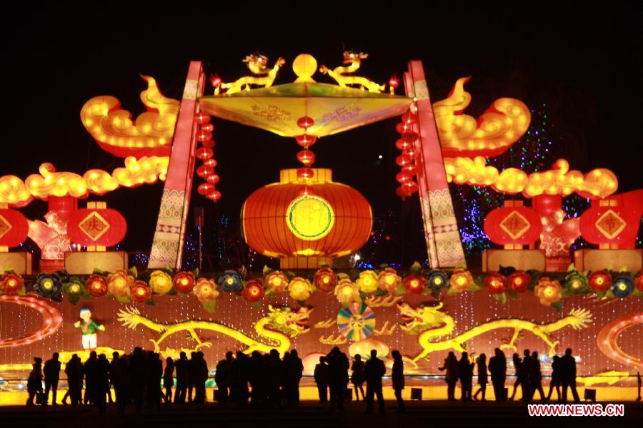 Des touristes admirent les lanternes dans un parc du Comté de Yangcheng, dans la Province du Shanxi, dans le Nord de la Chine le 18 février 2013. La Fête traditionnelle des Lanternes tombe cette année le 24 février 2013. (Chen Yuanzi / Xinhua)