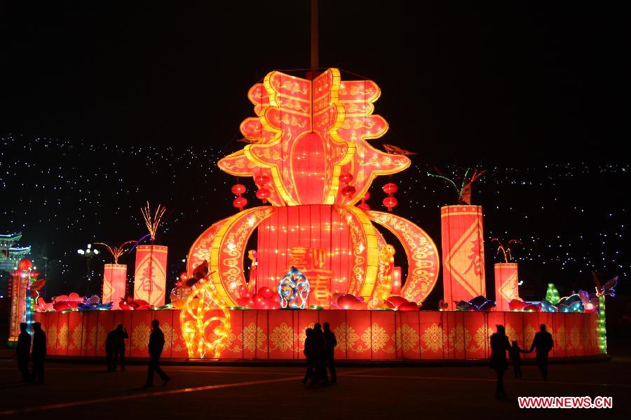 Des touristes admirent les lanternes dans un parc du Comté de Yangcheng, dans la Province du Shanxi, dans le Nord de la Chine le 18 février 2013. Une exposition de lanternes a commencé dans le Comté de Yangcheng lundi soir. La Fête traditionnelle des Lanternes tombe cette année le 24 février 2013. (Chen Yuanzi / Xinhua)
