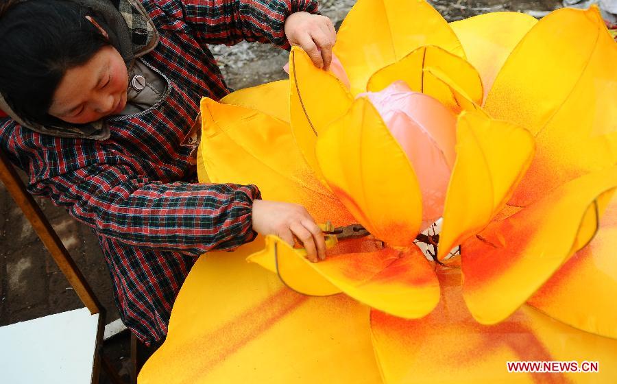 L'artisan Li Fengying confectionne une lanterne à Liaocheng, dans la Province du Shandong, dans l'Est de la Chine le 18 février 2013. La Fête traditionnelle des Lanternes tombe cette année le 24 février 2013. (Zhang Zhenxiang / Xinhua)