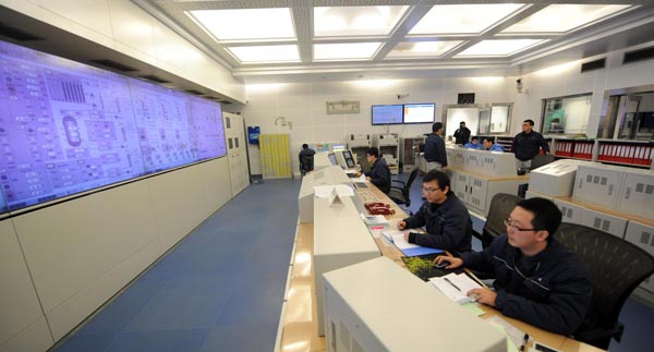 Le 19 février 2013, des techniciens travaillent dans la salle de contrôle principale de l'unité n°1 de production de la station nucléaire de Hongyanhe à proximité de Wafangdian dans la province du Liaoning au nord-est de la Chine. [Photo/Xinhua]