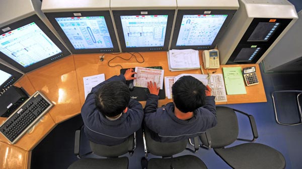 Le 19 février 2013, des techniciens travaillent dans la salle de contrôle principale de l'unité n°1 de production de la station nucléaire de Hongyanhe à proximité de Wafangdian dans la province du Liaoning au nord-est de la Chine. [Photo/Xinhua]