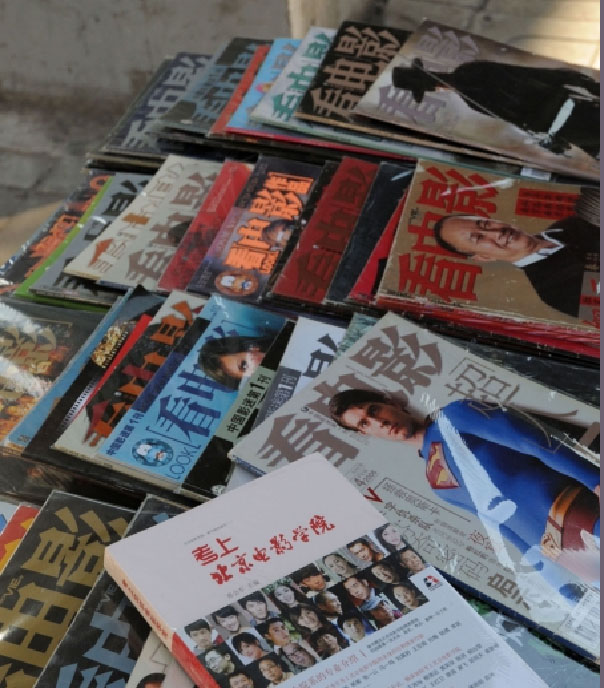 Dees livres d'art se vendent près de l'Académie de Cinéma de Beijing. [China Daily/Xu Lin]