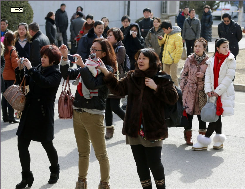 Le 18 février 2013, les parents attendent à l'extérieur de la salle d'examen à l'Académie centrale d'art dramatique. L'école chinoise a organisé un test préliminaire pour ses programmes d'arts, avec notamment le thème «présentation et performance» pour la télévision, et recrutera 669 élèves dans tout le pays. [China Daily/Feng Yongbin]