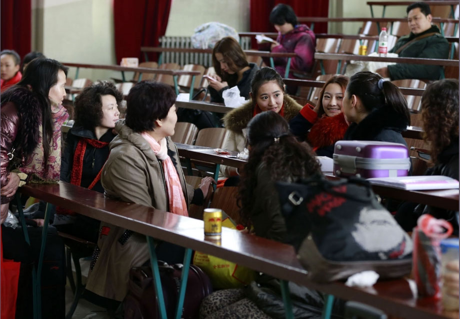 Le 18 février 2013, les candidats et leurs parents en pleine discussion dans la salle d'attente avant le test à l'Académie centrale d'art dramatique. L'école chinoise a organisé une sélection préliminaire pour ses programmes d'arts, avec notamment le thème «présentation et performance» pour la télévision, et recrutera 669 élèves dans tout le pays. [China Daily/Feng Yongbin]