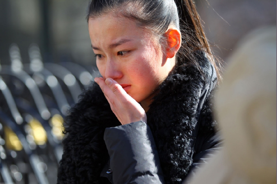 Le 18 février 2013,un candidat en pleurs à la porte de l'Académie centrale d'art dramatique en raison d'un retard à l'examen. L'Académie chinoise a tenu sa sélection préliminaire pour ses programmes d'arts, avec notamment le thème «présentation et performance» pour la télévision, et recrutera 669 élèves dans tout le pays. [China Daily/Zou Hong]