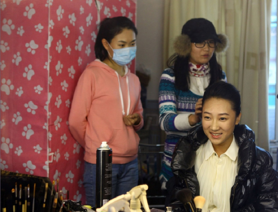 Le 18 février 2013, les candidats en séquence maquillage à l'Académie centrale d'art dramatiquede théâtre, pour un coût de 100 à 500 yuans. L'Académie centrale de théâtre a tenu sa sélection préliminaire pour ses programmes d'arts, avec notamment le thème «présentation et performance» pour la télévision, et recrutera 669 élèves dans tout le pays. [China Daily/Zou Hong]