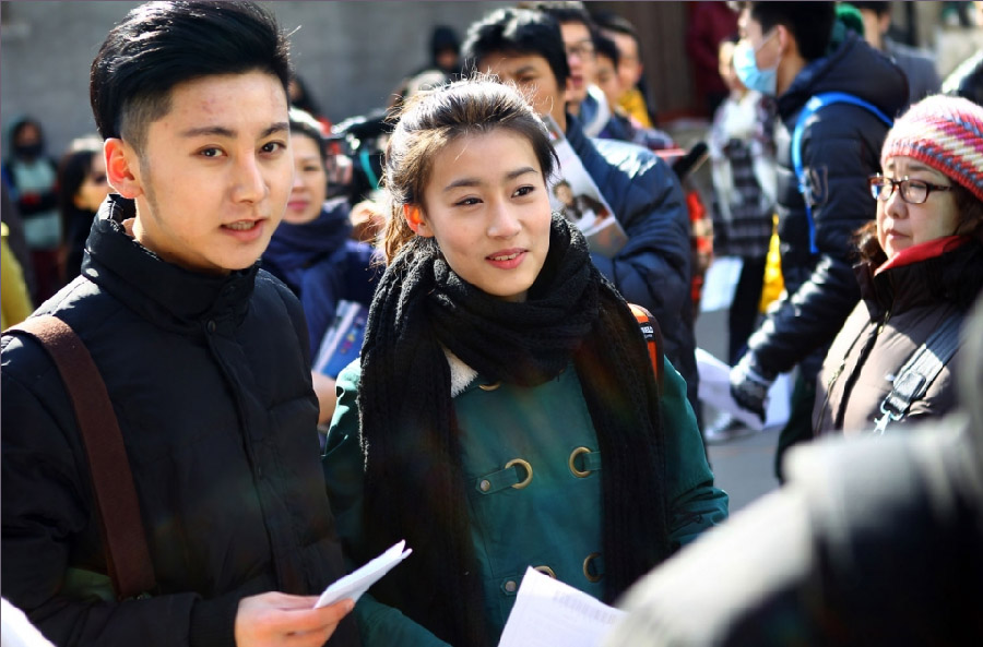 Le 18 février 2013, les Candidats se préparent pour le test. L'Académie centrale de théâtre a tenu sa sélection préliminaire pour ses programmes d'arts, avec notamment le thème «présentation et performance» pour la télévision, et recrutera 669 élèves dans tout le pays. [China Daily/Zou Hong]