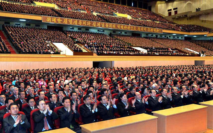 Applaudissements des représentants pendant l'assemblée générale commémorant l'anniversaire de l'ancien dirigeant nord-coréen Kim Jong-il.